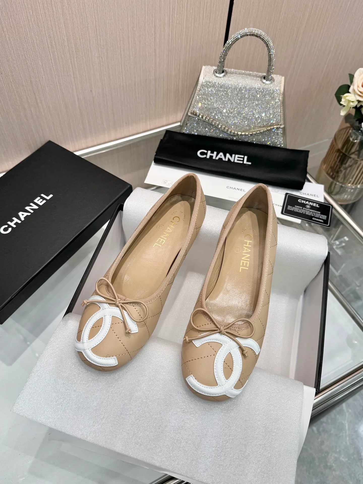 👟👟Ex-factory price 500👟👟 | ²⁰²5 𝐬𝐬 🤍🤎𝐂𝐇𝐀𝐍𝐄𝐋Chanel 26A catwalk style handmade Mary Jane women's shoes. Ballet shoes are so amazing, the bow pattern is so cute! Even if I don’t wear flat shoes, I can’t resist the temptation! The second recommended pair of Chanel logo women's shoes has great texture and is versatile. It is made of lambskin and has an original two-color outsole. Size: 35-40 (41 can be customized and cannot be returned or exchanged)